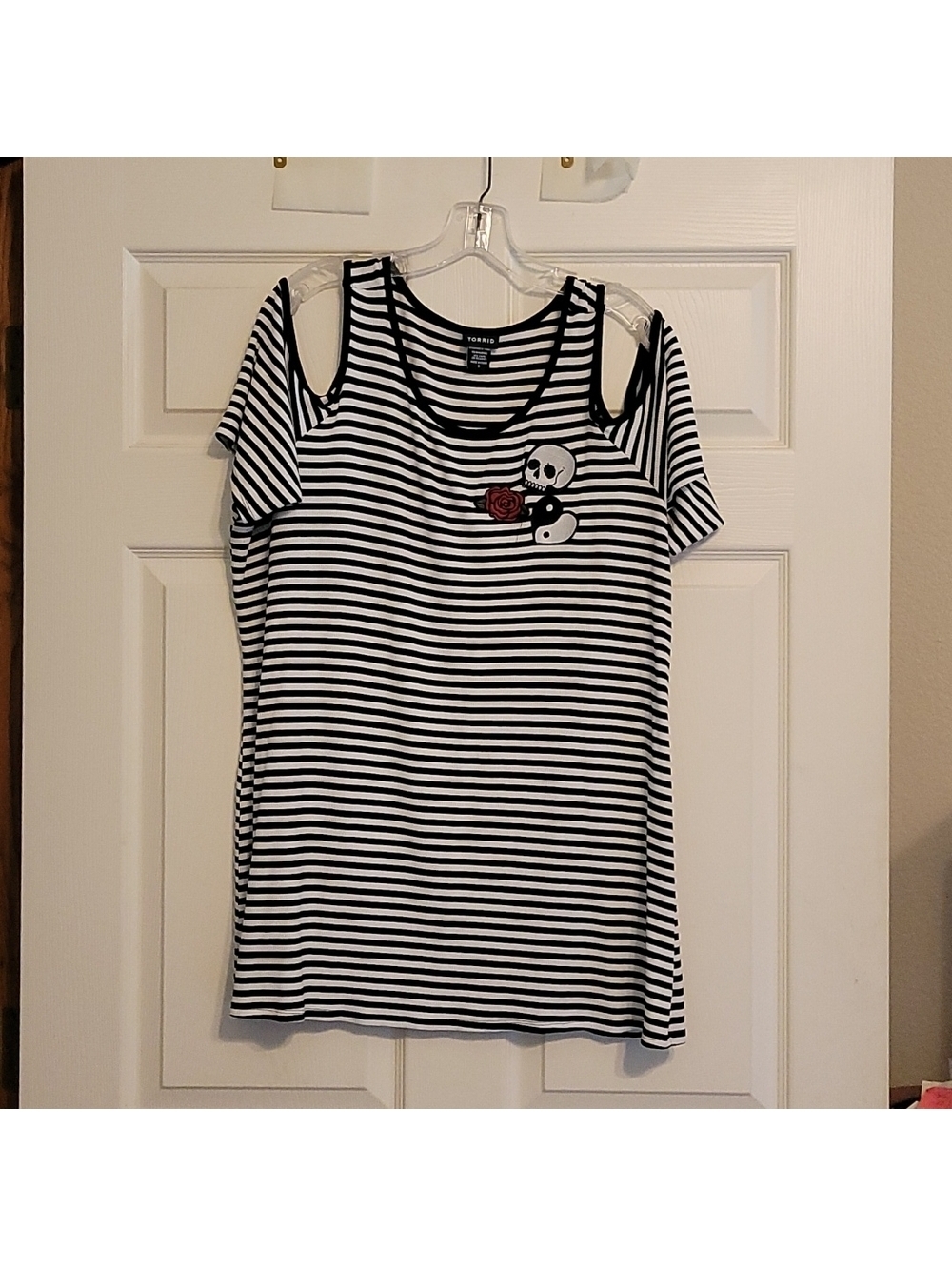 Torrid Plus Size 3 (24/26) Black and White Striped Cold Shoulder Top with Skull,